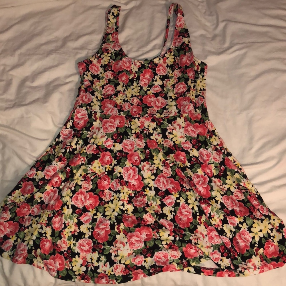 Super flattering floral dress 🌸